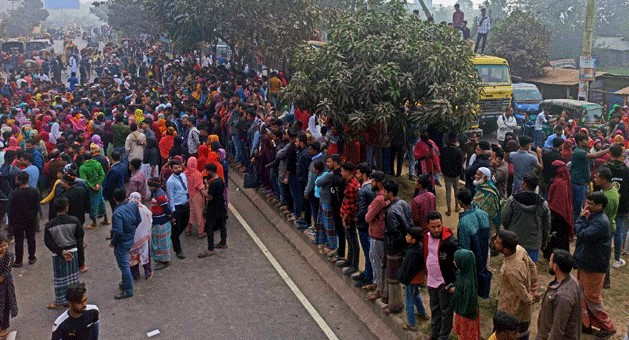 কুমিল্লায় বেতন-ভাতার দাবিতে মহাসড়ক অবরোধ